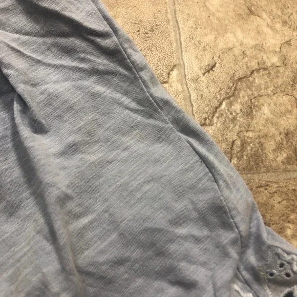 ‼️$5 Sale‼️🌻 H&M Light Blue Floral Trim Tank Top - Picture 4 of 6